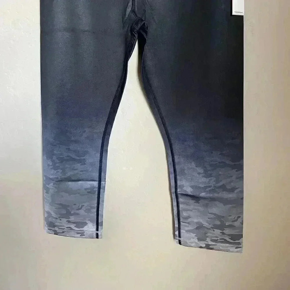 Good American Cinched Waist Capri Camo Size Large - Picture 12 of 13